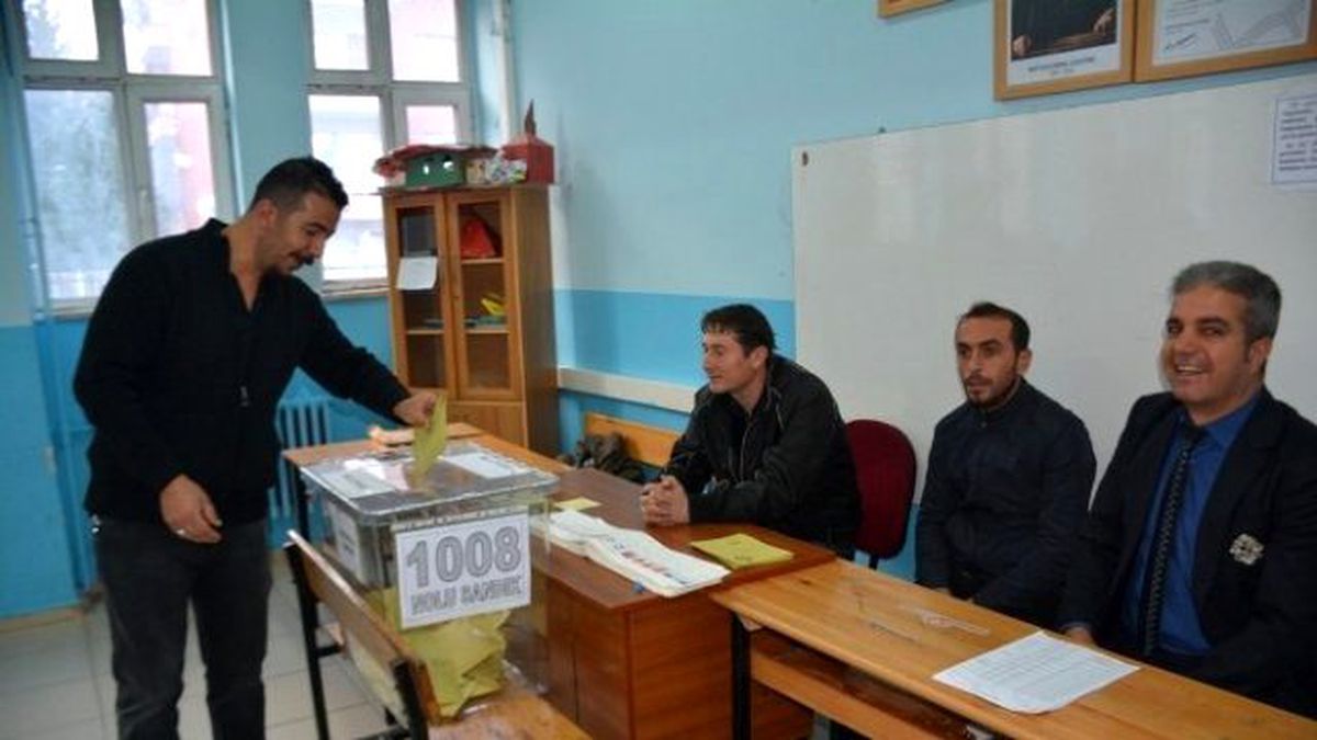 Tatvan\'da Oy Verme İşlemi Başladı