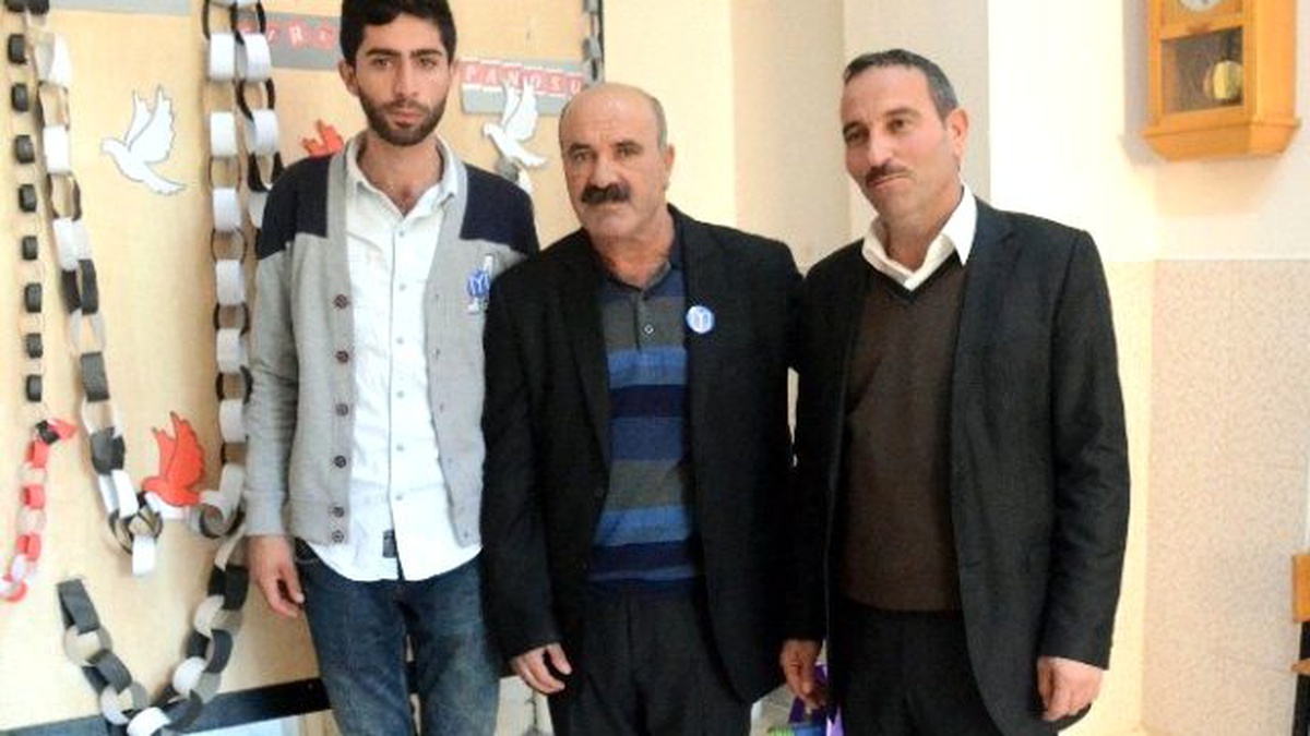 AK Parti\'li Görevliler Yakalarına Kayı Boyu\'nu Temsil Eden Rozetler Taktı