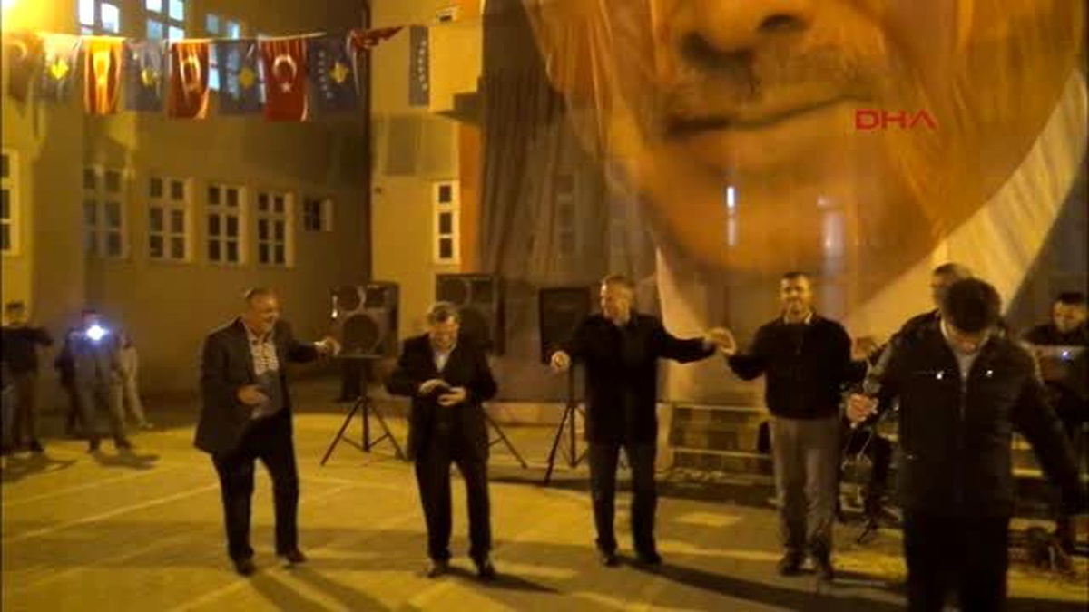 AK Parti\'nin Zaferi Kosova\'da Havai Fişek ve Halaylarla Kutlanıyor