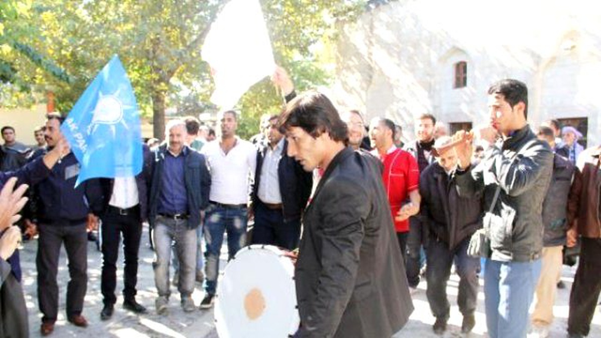AK Parti Zaferine Sevinen Esnaf Şanlıurfa\'da Davul Çaldırıp Göbek Attı