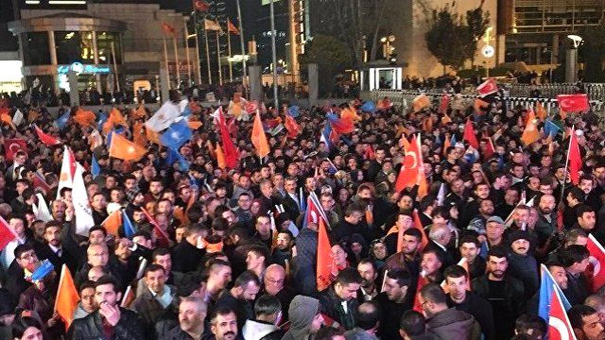 AK Partililer İngiltere'de BBC Önünde Kutlama Yaptı