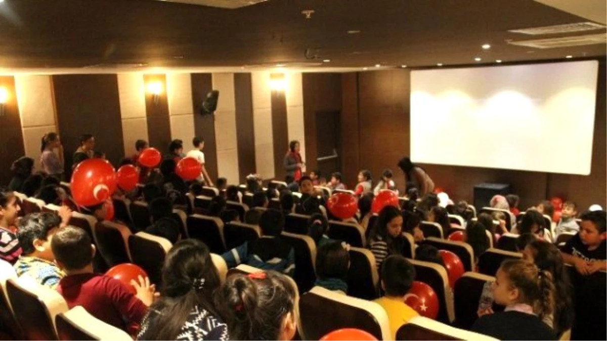 Akyazı Belediyesinden Halka Ücretsiz Sinema Gösterimi