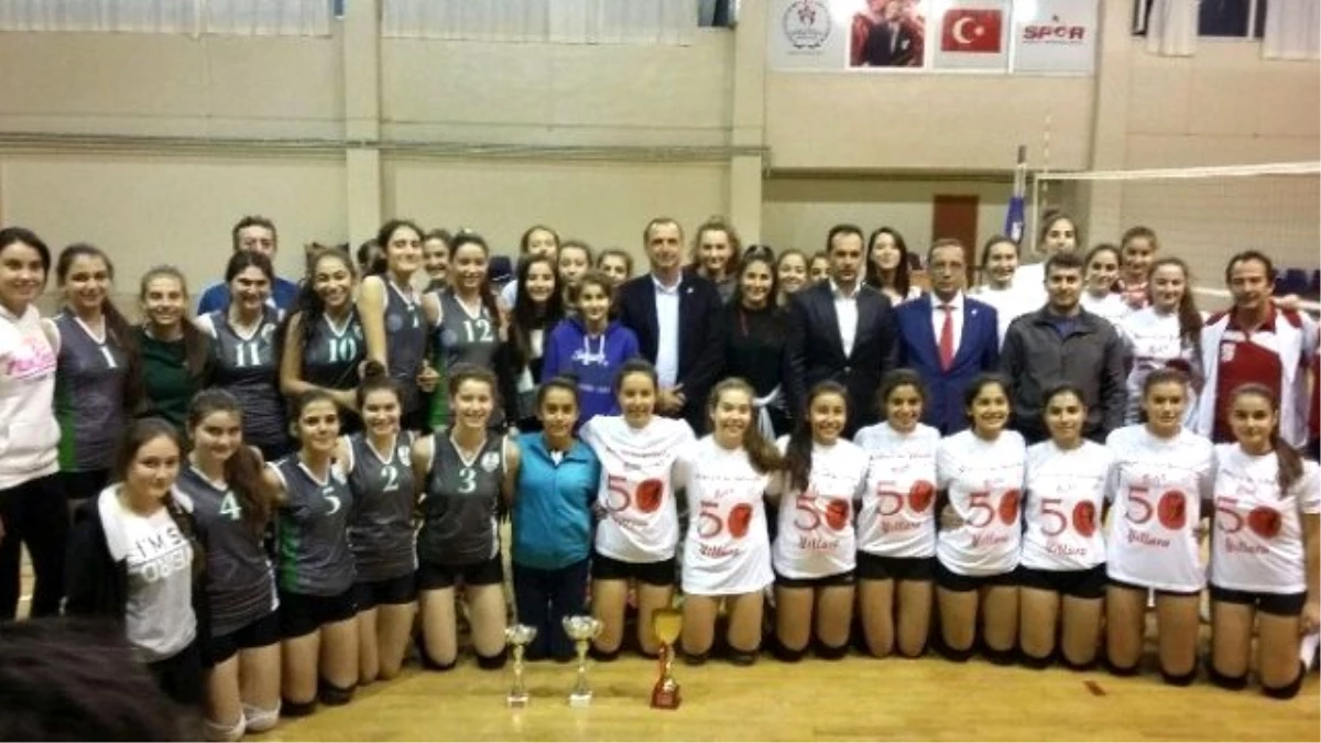 Ayvalık\'ta Cumhuriyet Kupası Gençler Voleybol Şampiyonası Tamamlandı
