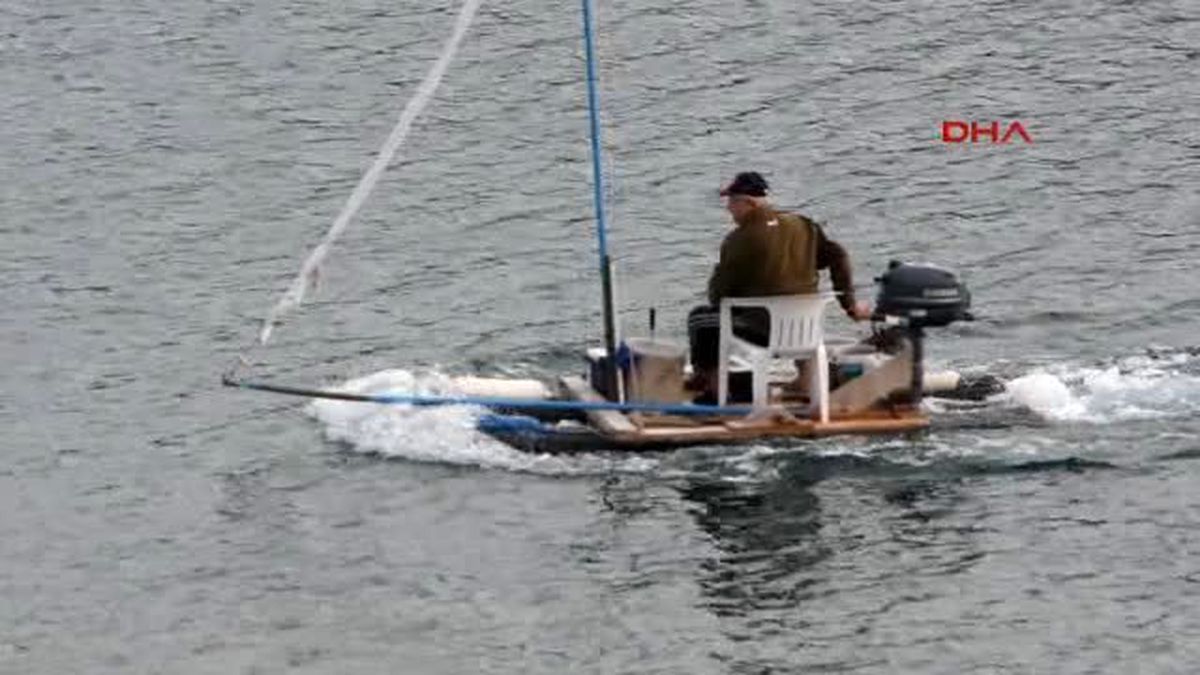 Bodrum Sokaktan Toplandığı Malzemelerle Tekne Yaptı