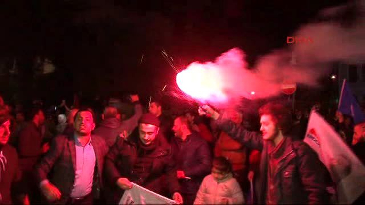 Cumhurbaşkanı Erdoğan\'ın Kısıklı\'daki Evinin Önünde Seçim Kutlaması...
