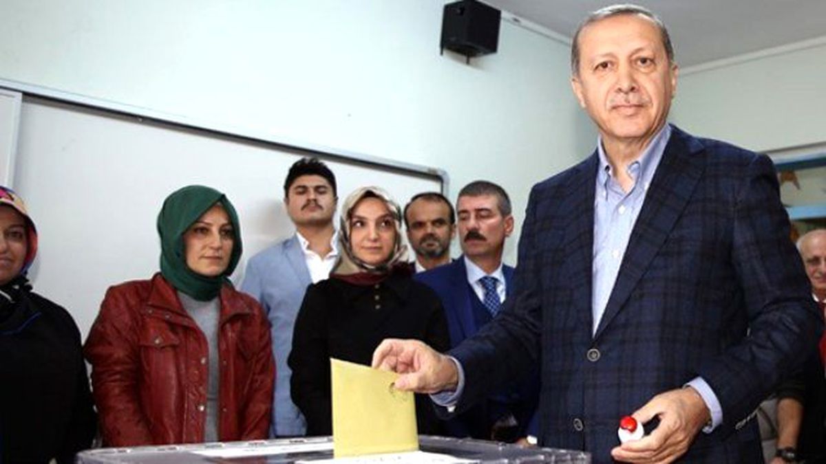 Cumhurbaşkanı Erdoğan AK Parti'yi Kutladı, Muhalefeti Eleştirdi