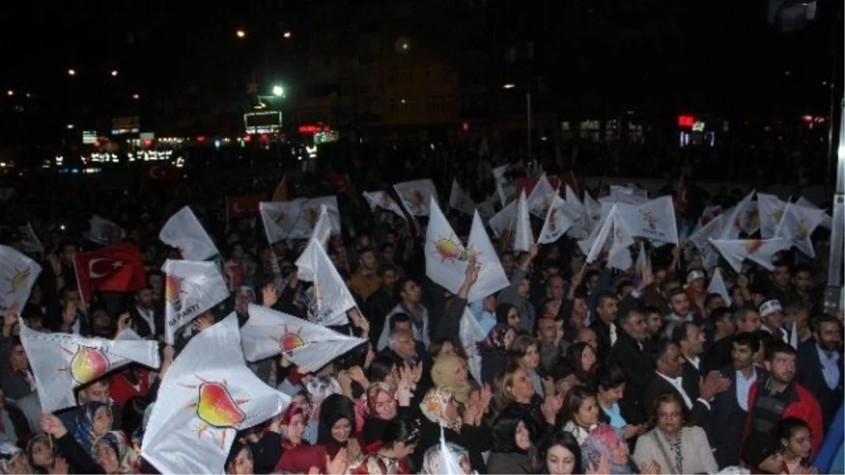 Elazığ\'da Ak Partililer Halay Çekerek, Havai Fişekli Seçim Zaferi Kutladı