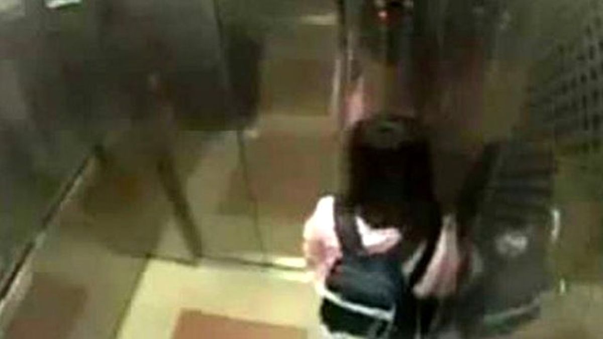 Genç Kıza Asansörde Taciz!