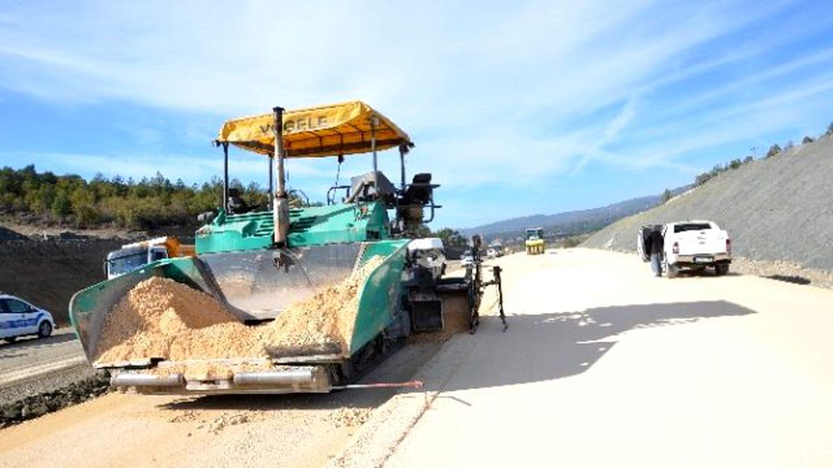 Hanönü\'de Bölünmüş Yol Çalışmaları Devam Ediyor