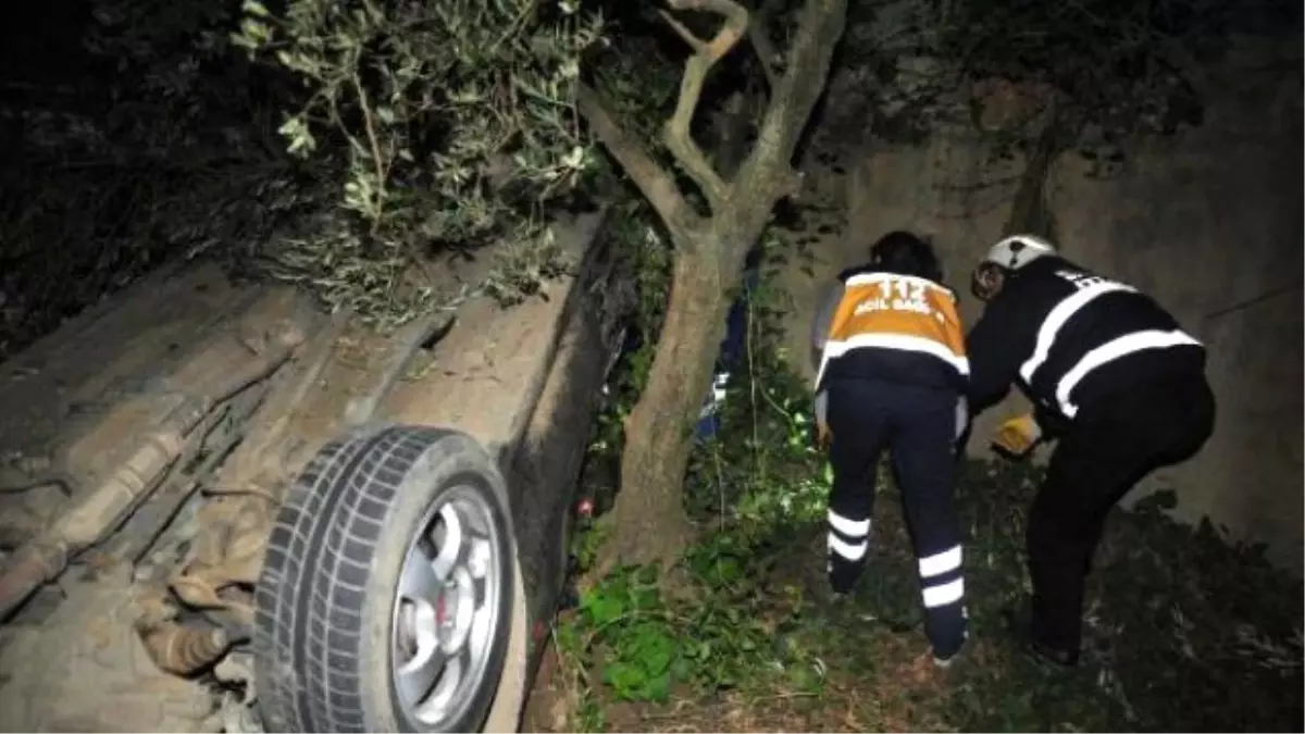 Hız Yapıp Makas Atan Otomobil Önündeki Hafif Ticari Araca Çarptı: 2 Ölü, 4 Yaralı