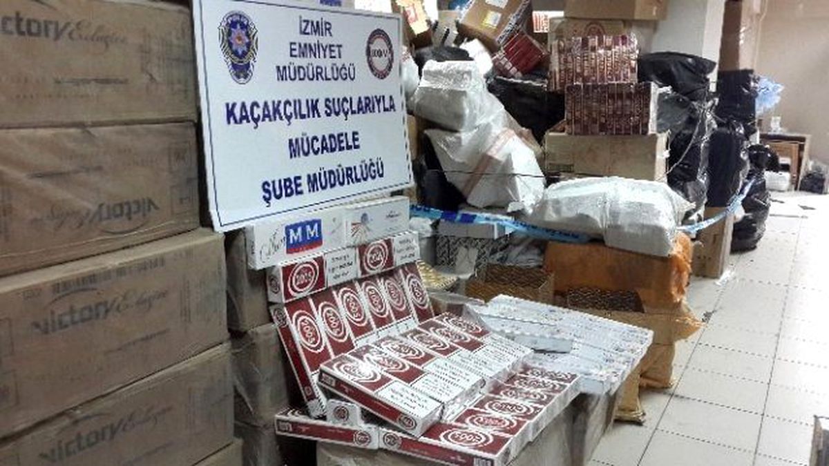 İran\'dan Kaçak Sokulan Bir Tır Dolusu Sigara İzmir\'de Ele Geçirildi