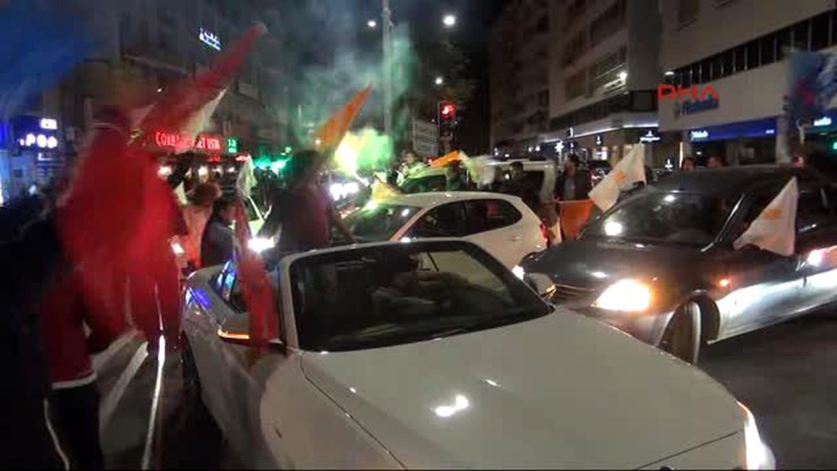 İzmir Cumhuriyet Meydanı\'nda AK Parti Kutlaması
