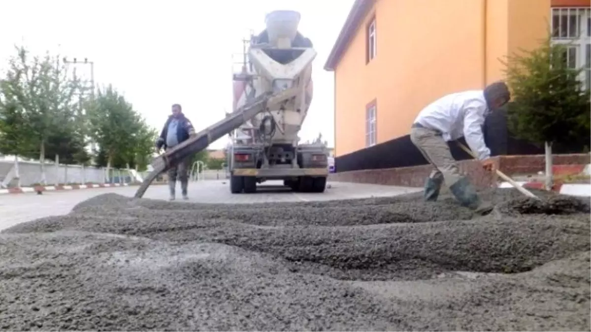 Kaymaklı Belediyesi Okullarda Voleybol ve Basketbol Sahaları Yapmaya Devam Ediyor