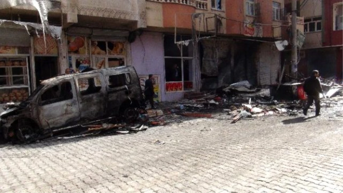 Nusaybin\'de Patlama Yaşanan Alışveriş Merkezinde İncelemeler Sürüyor