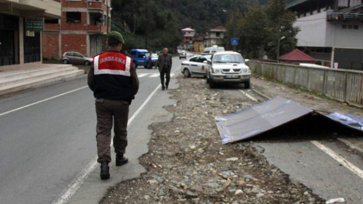 Rize\'de Müteahhide Kızan Köy Sakinleri Yol Kapadı…