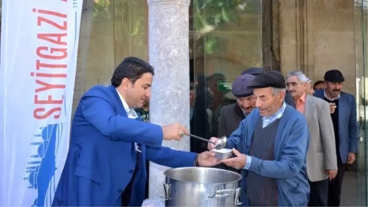 Seyitgazi Belediyesi Aşure Dağıtmaya Devam Ediyor