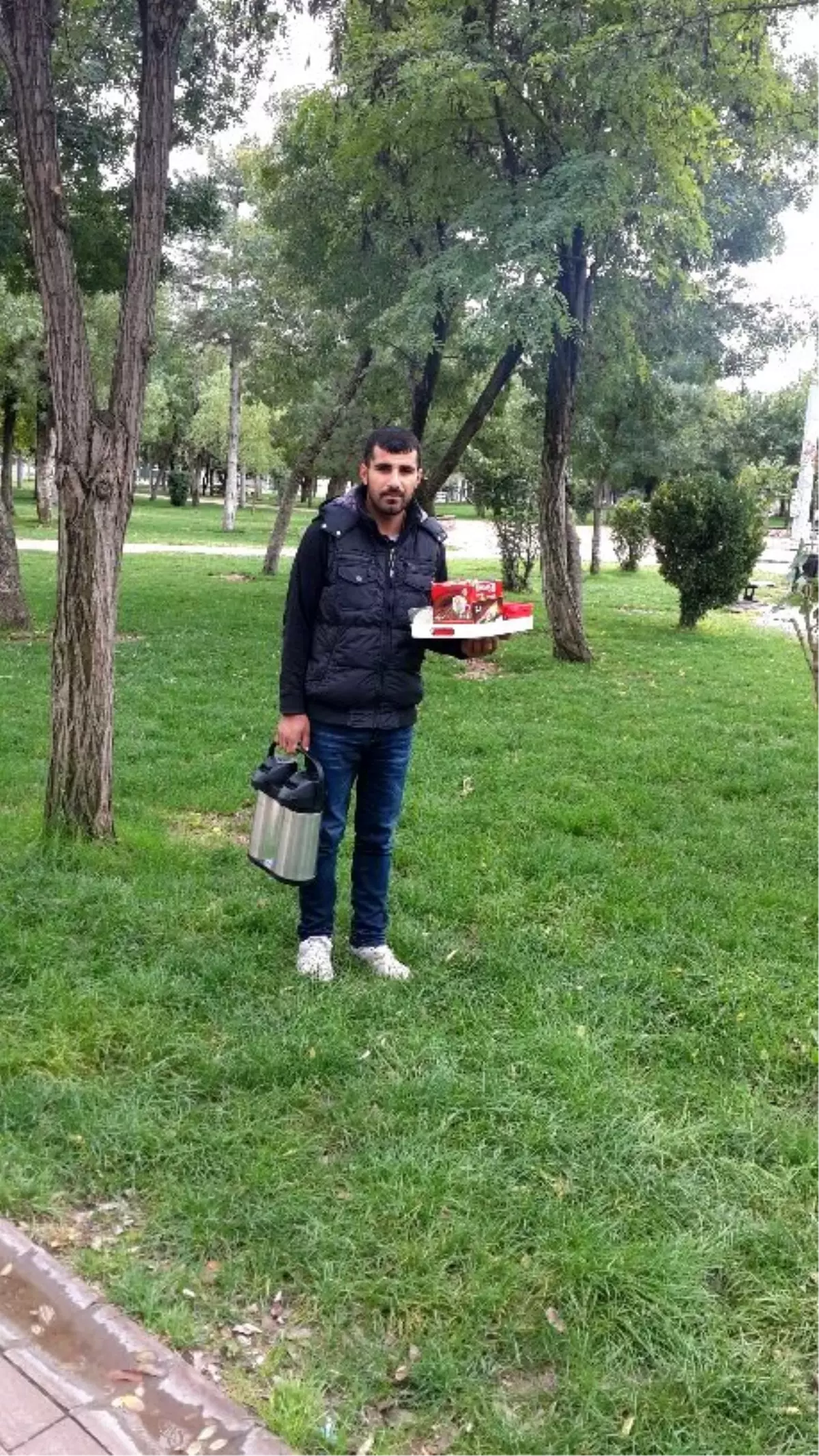 Suriyeli Gençler Parklarda Seyyar Çaycı Oldu