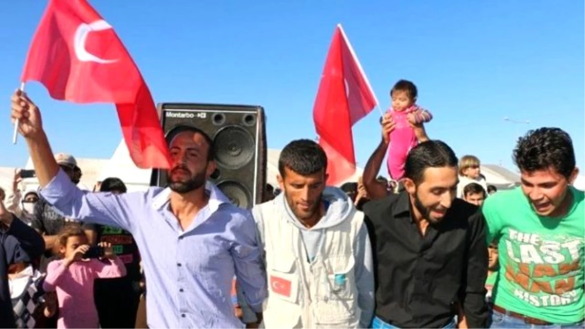 Suriyeliler AK Parti\'nin Zaferini Kutladı