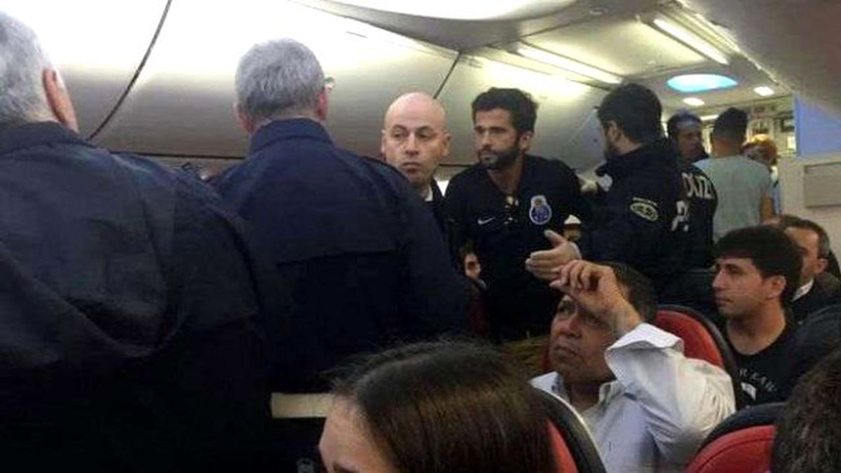 THY Uçağında Olay! 4 Porto Taraftarı Gözaltına Alındı