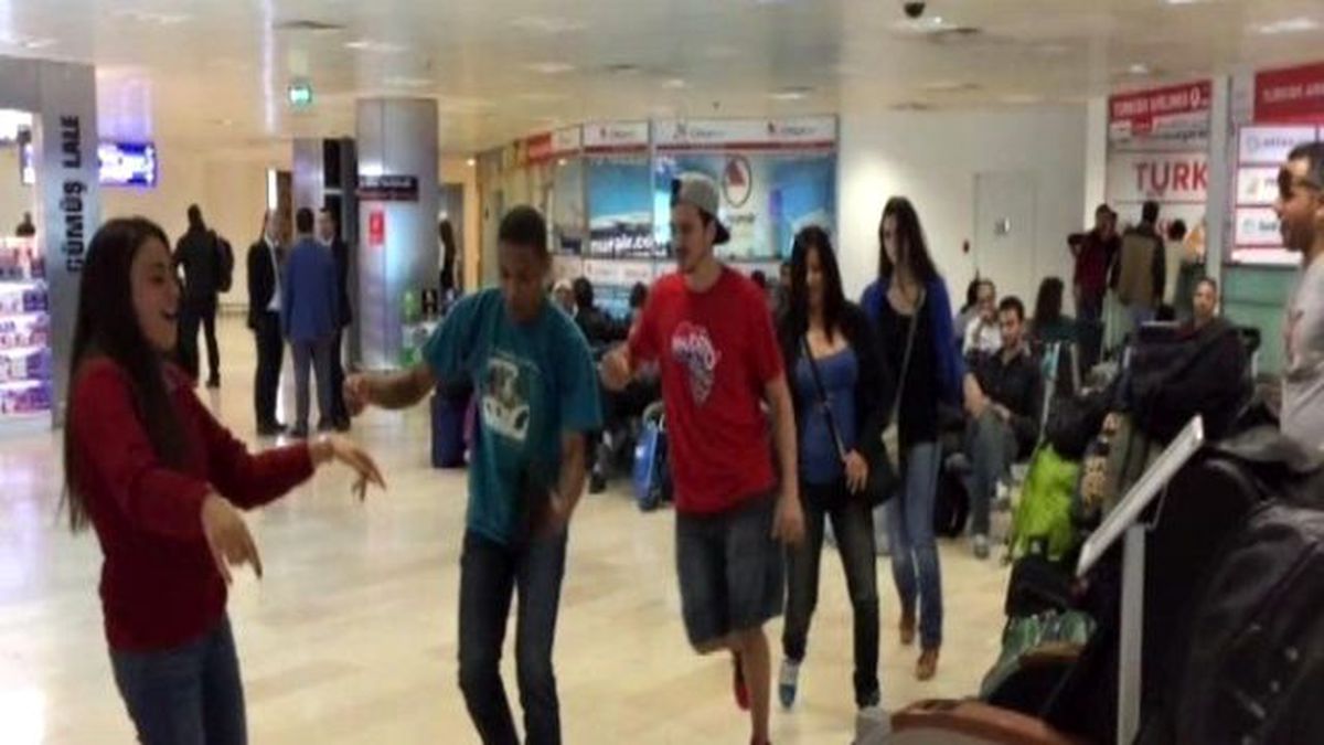 Tunuslu Dansçılardan Atatürk Havalimanında Dans Gösterisi
