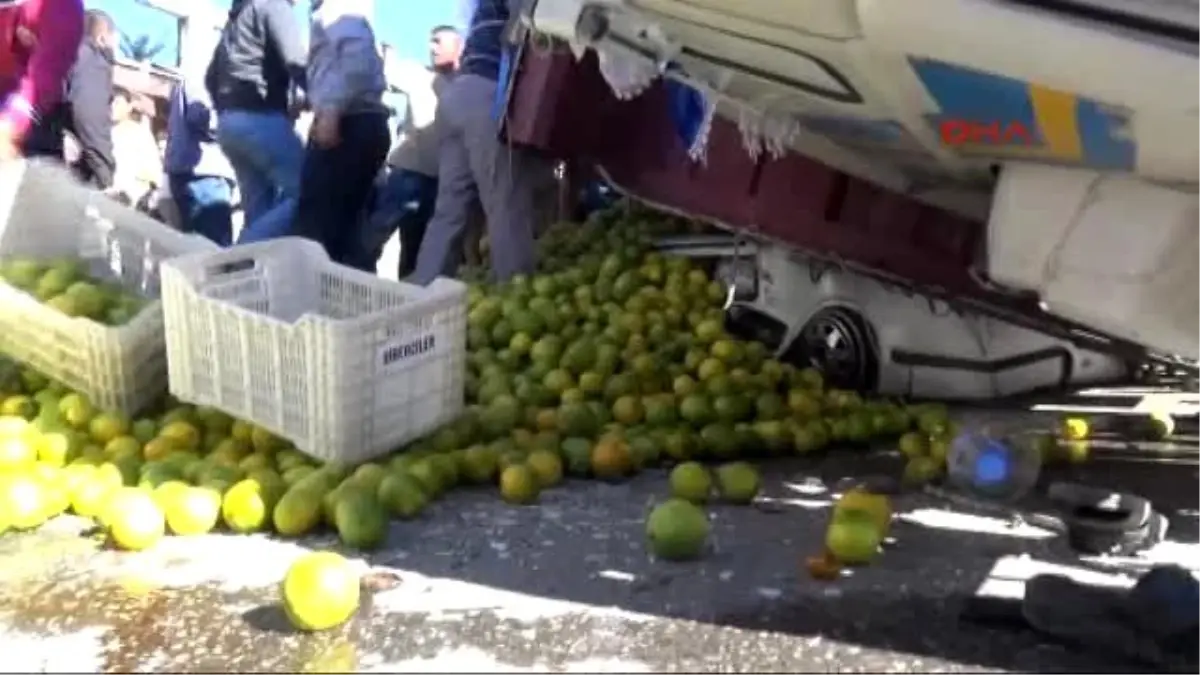 Adana Bir Kamyon Portakalın Altında Kalan Otomobil Sürücüsünü Kurtarma Seferberliği