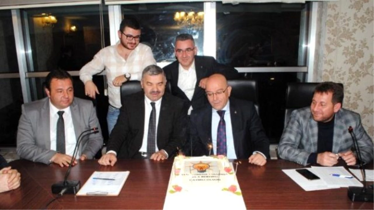 AK Parti\'de Pastalı Kutlama