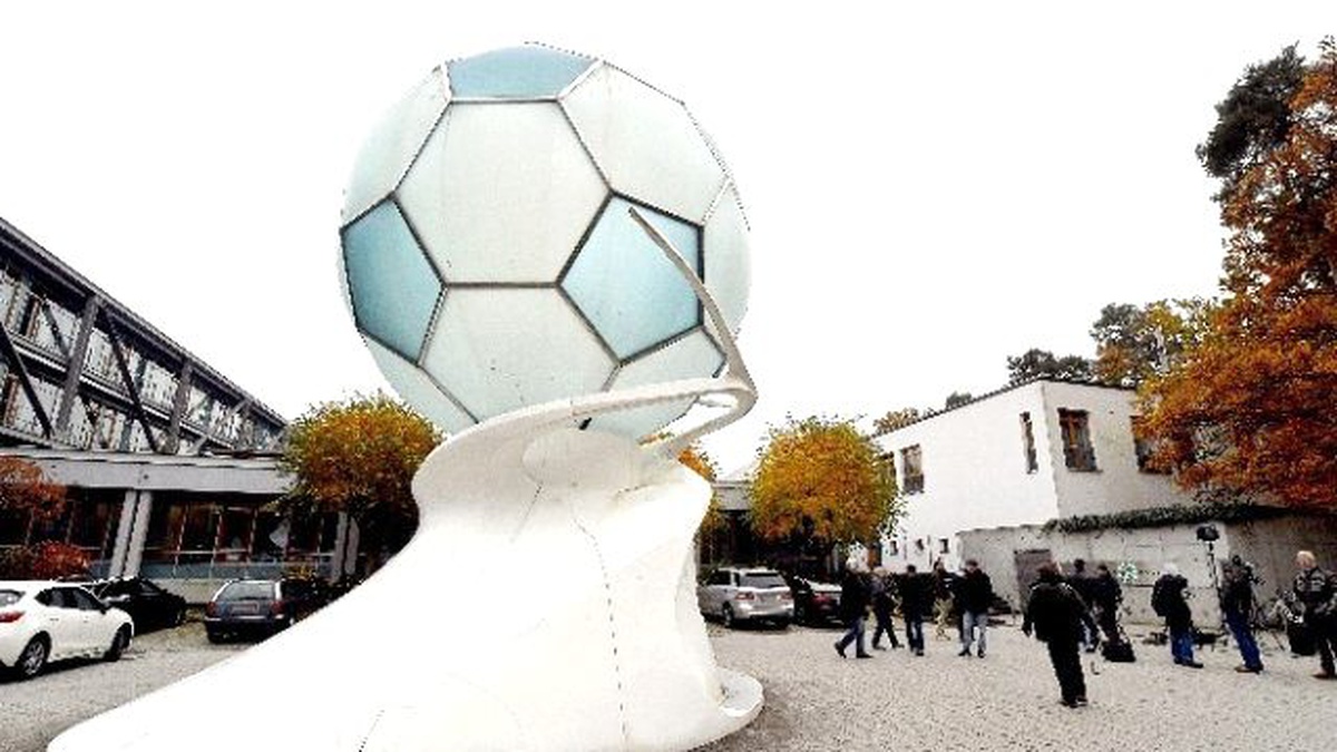 Almanya Futbol Federasyonu\'na Polisten Şok Baskın