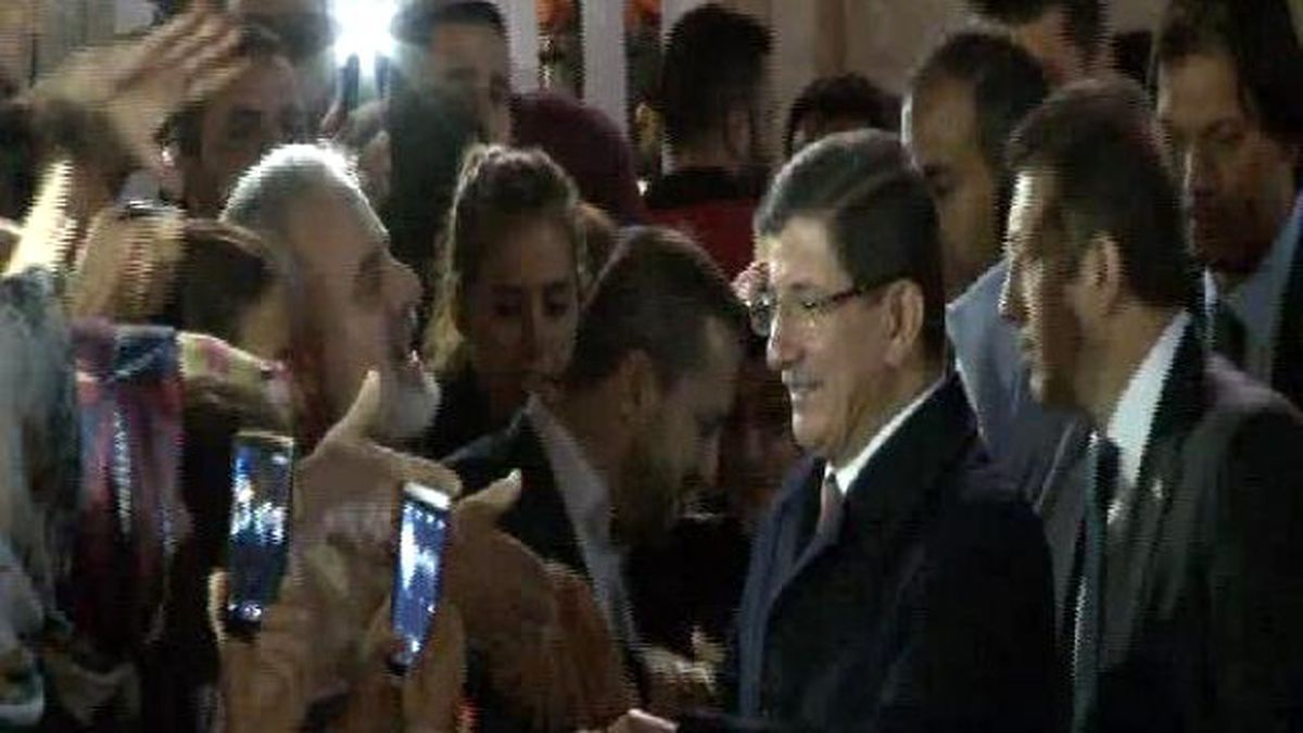 Başbakan Davutoğlu, Eyüp Sultan Camii'nde Akşam Namazı Kıldı