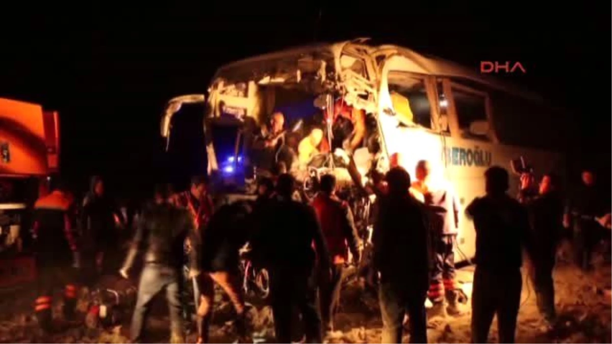 Erzurum - Otobüs, Çimento Yüklü Tır\'a Çarptı: 3 Ölü, 24 Yaralı