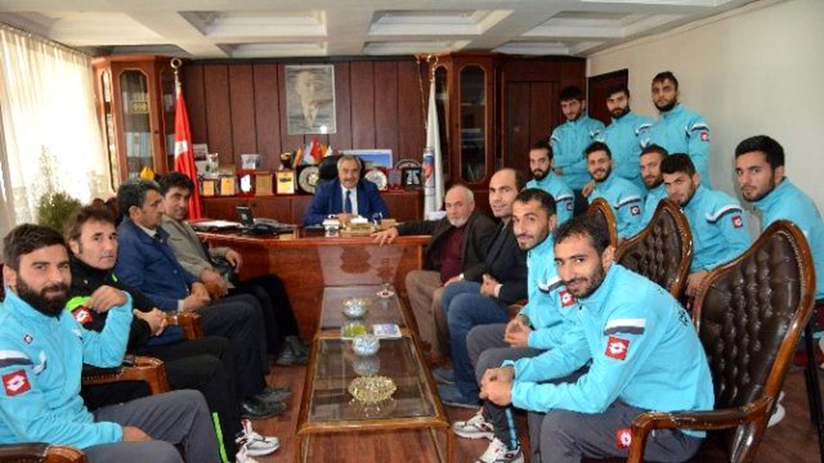 Futbolcular\'dan Başkan Yılmaz\'a Galibiyet Sözü