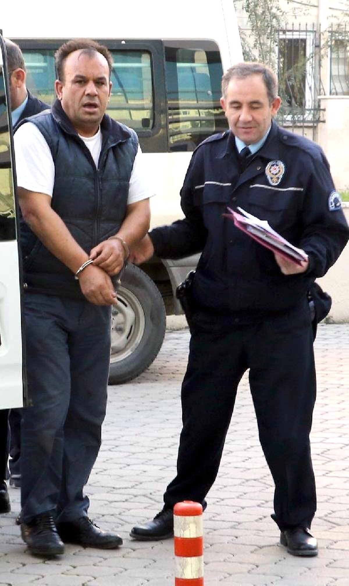 Çevreyi Rahatsız Eden Zanlı İki Polisi Parmaklarını Isırarak Yaraladı