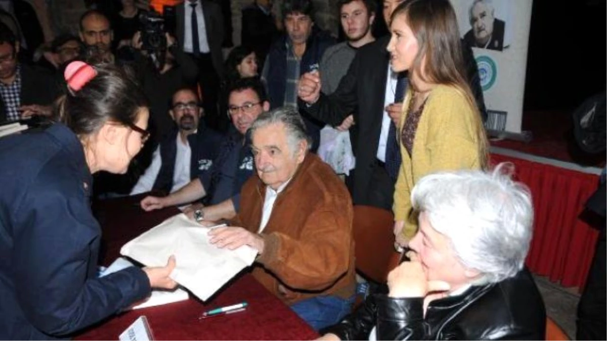 Jose Mujica, Eskişehirliler\'e Kitabını İmzaladı