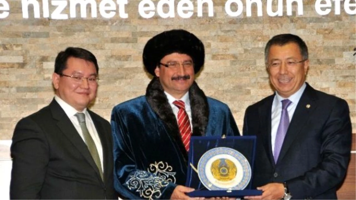 Kazak Vali\'den Başkan Ak\'a Anlamlı Hediye