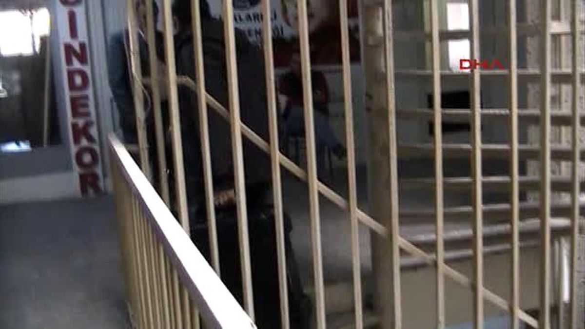 Öğrenci Derneğine Terör Baskını: 16 Gözaltı