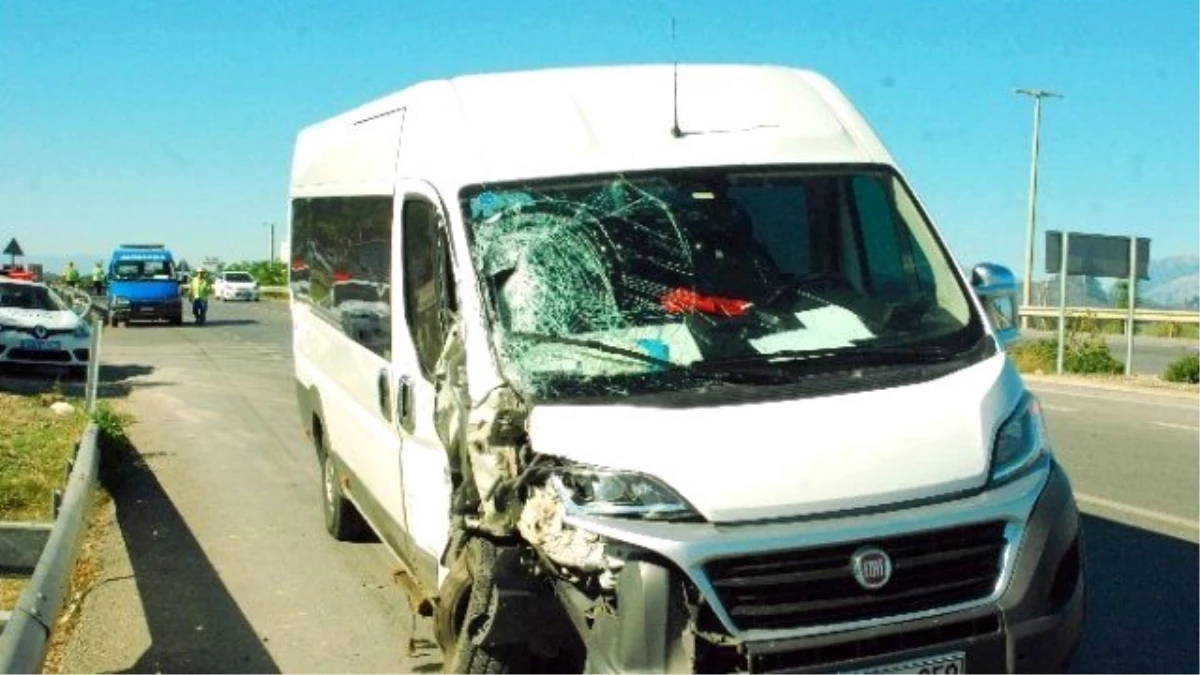 Manavgat\'ta Turistlerin Trafik Kazası: 10 Yaralı