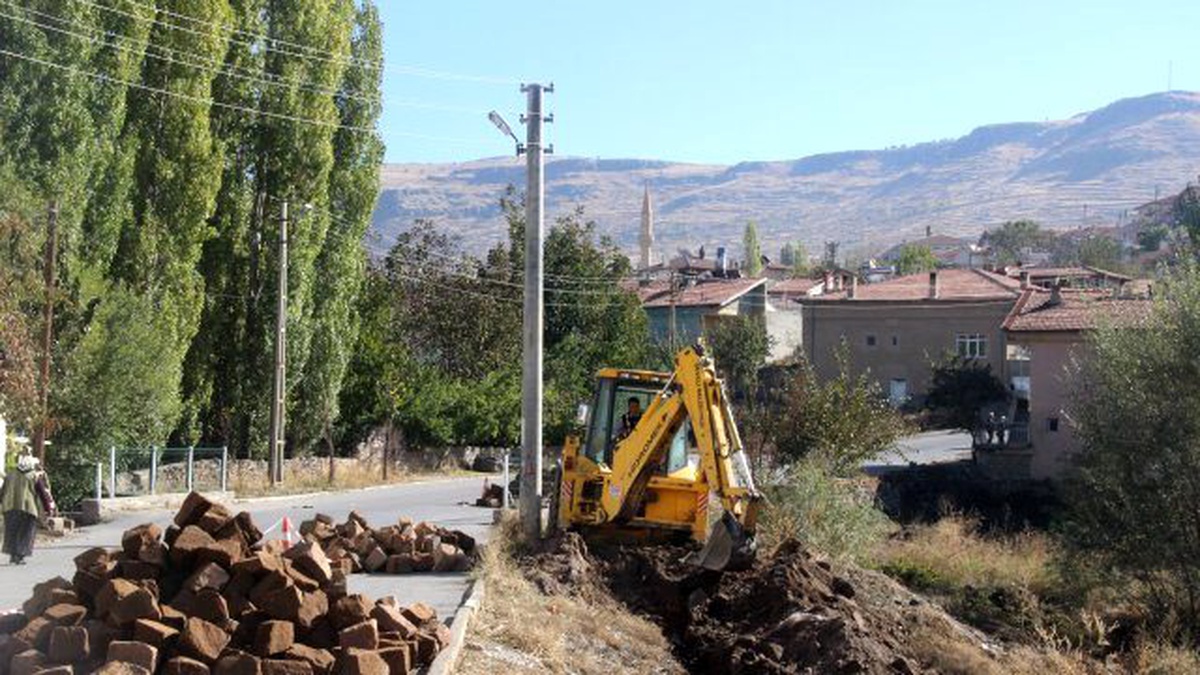 Mevlana Caddesinde Yaya Yolu ve İstinat Duvarı Çalışması