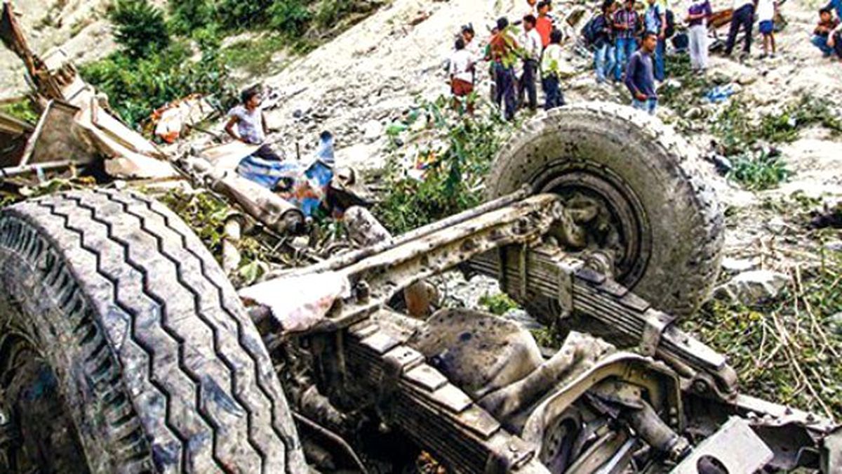 Nepal\'de Katliam Gibi Kaza: 30 Ölü, 35 Yaralı