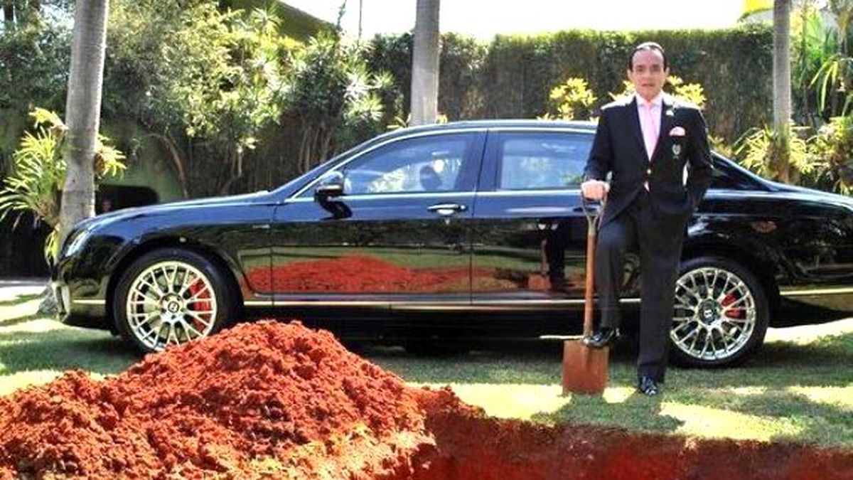 Süper Zengin İş Adamı Öbür Dünyada Kullanmak İçin Arabasını Gömecek!