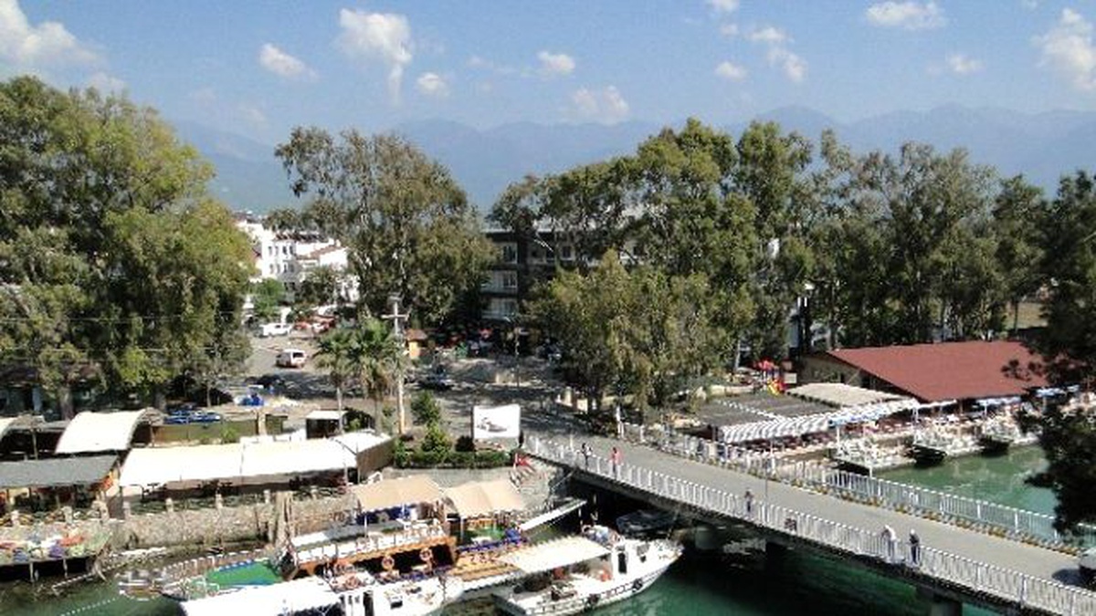 Tarihi Köprü Araç Trafiğine Kapatıldı