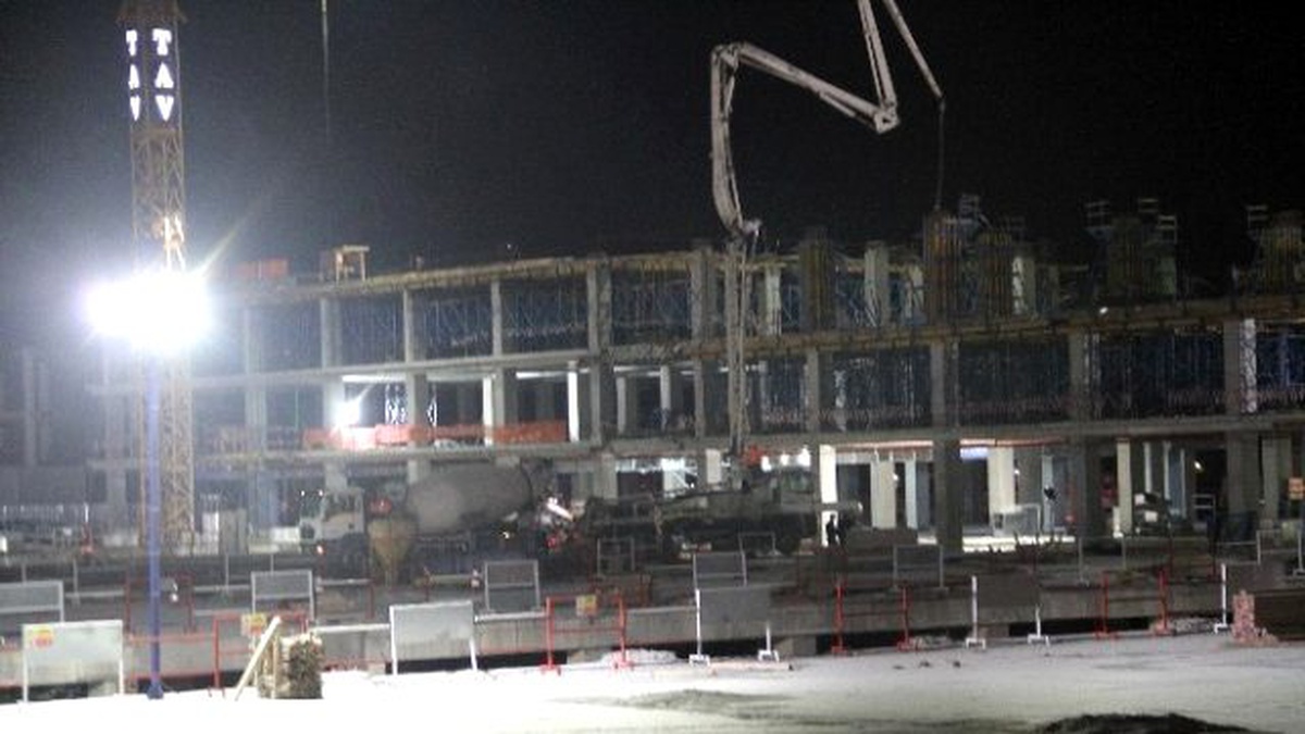 Terminal İnşaatından Beton Zemine Çakıldı