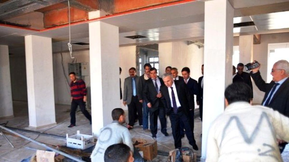 Vali Kamçı, İnşaatı Devam Eden Okullarda İncelemelerde Bulundu