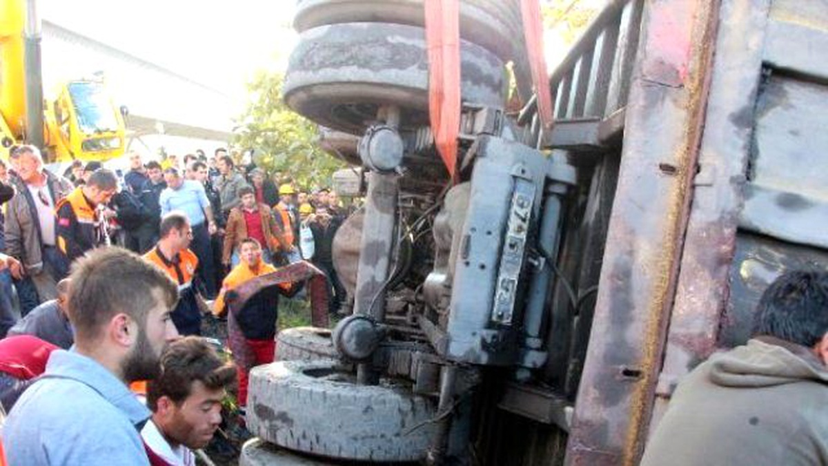 Yol Kenarında Yürürken Üzerlerine Kamyon Devrilen Anne ve Kızı Öldü
