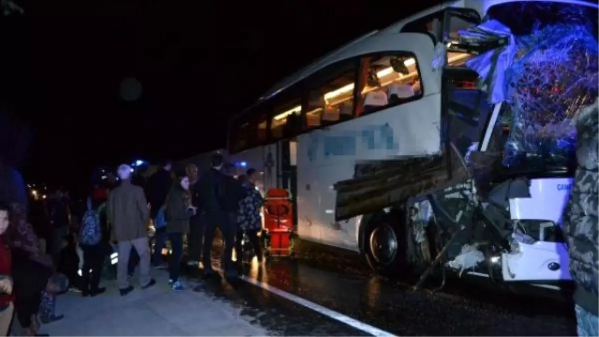 Yolcu Otobüsü, Önündeki Tır\'a Çarptı: 11 Yaralı