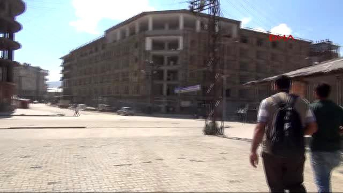 Yüksekova\'da Barikatların Kaldırılmasında Çatışma Çıktı: 2 Ölü