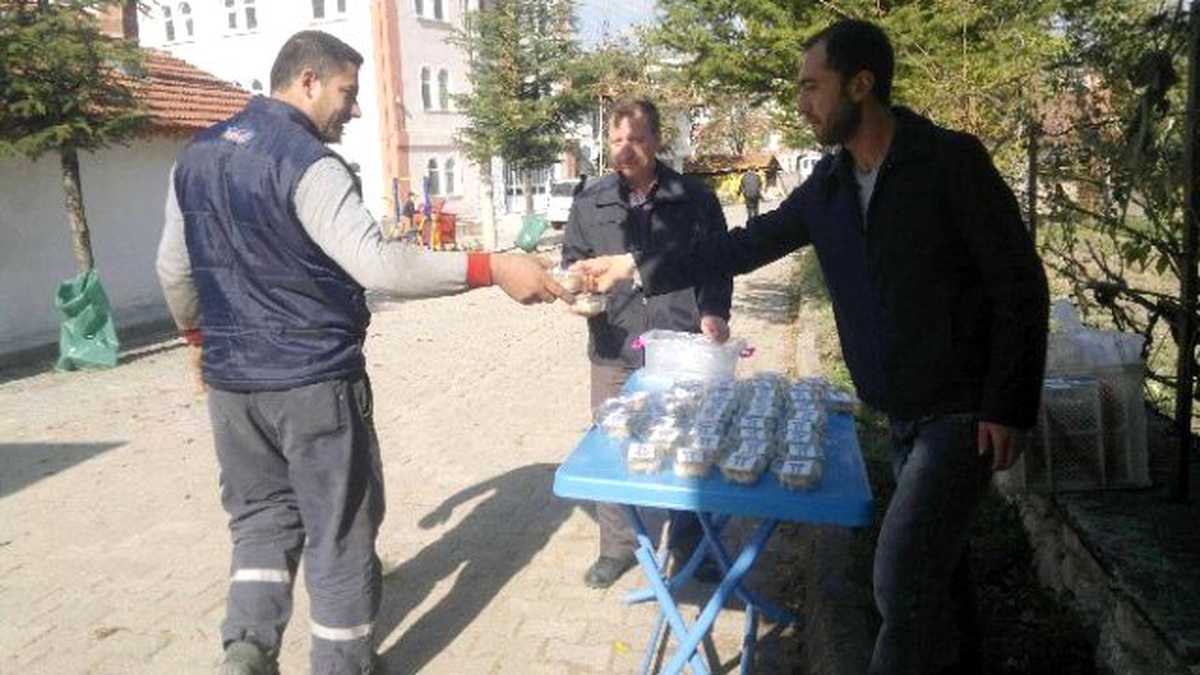 Belediye Vefat Eden Vatandaşlar İçin Helva Dağıtıyor