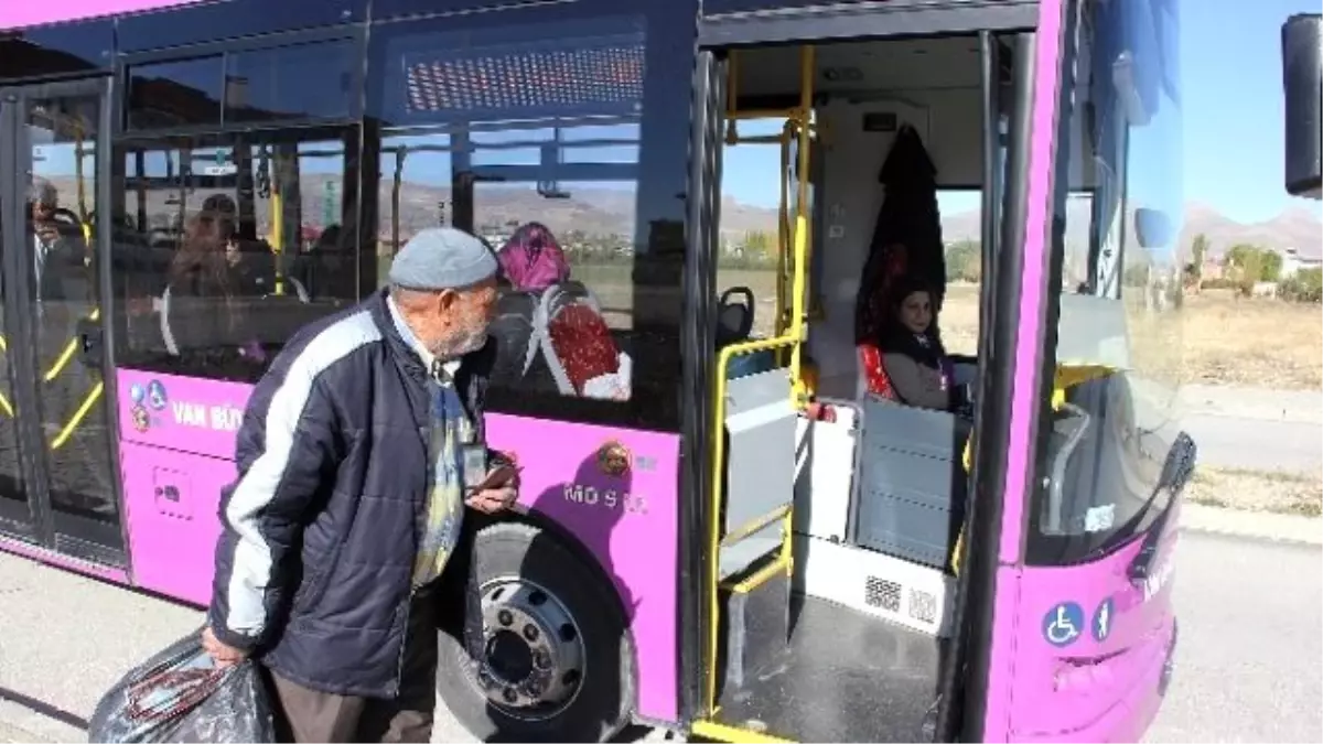 Belediyenin Kadın Şoförleri Direksiyon Başına Geçti