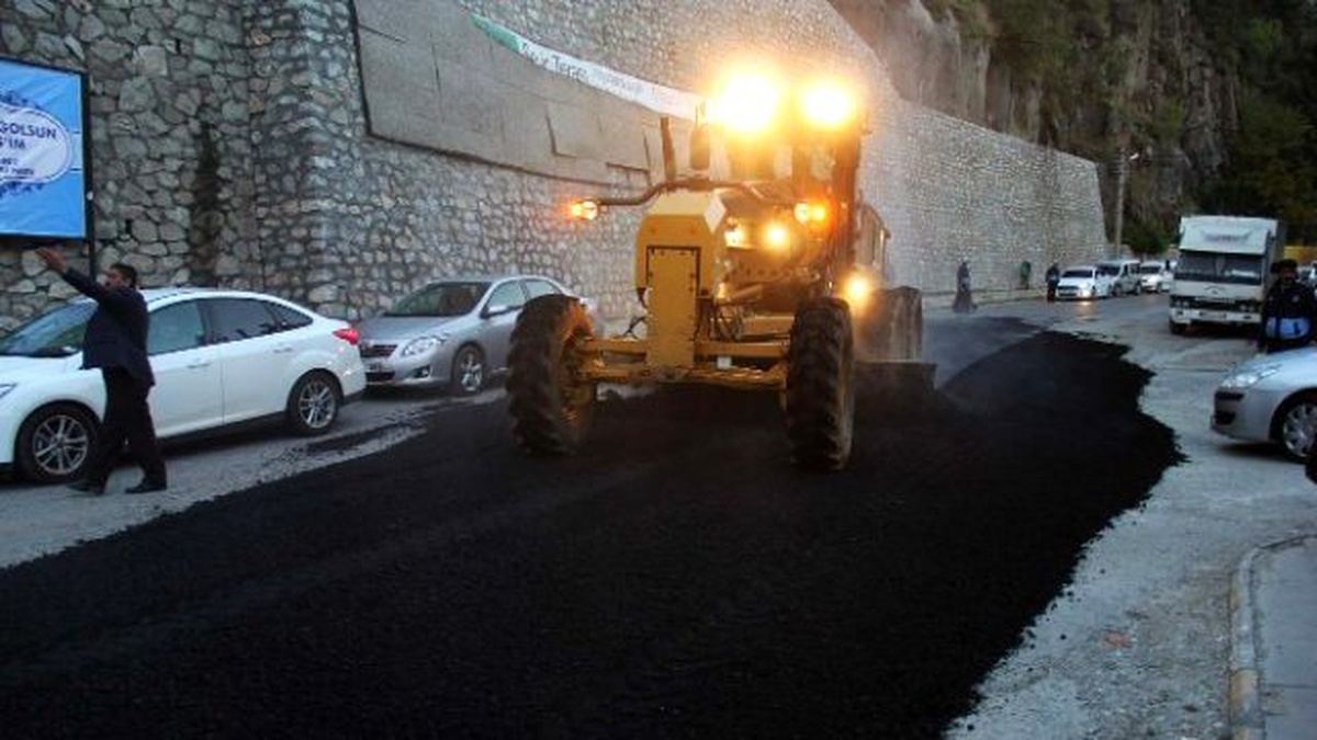 Bitlis Belediyesi Bozuk Yolları Onarıyor