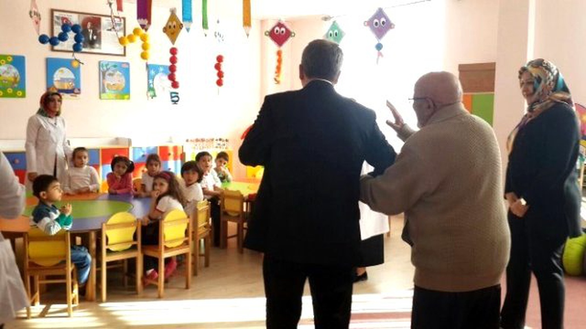 Emekli Olduğu Üniversiteye Anaokulu Yaptıran Profesöre, Küçük Öğrencilerden Vefa