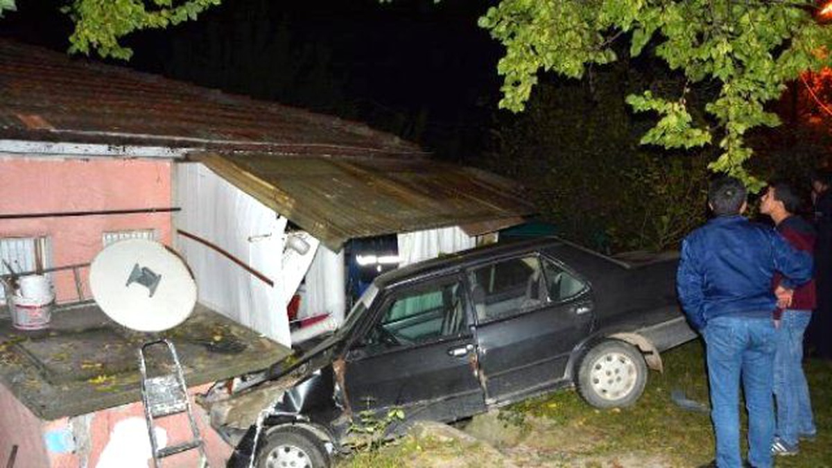 Eve Çarpan Otomobilin Sürücüsü Yaralandı