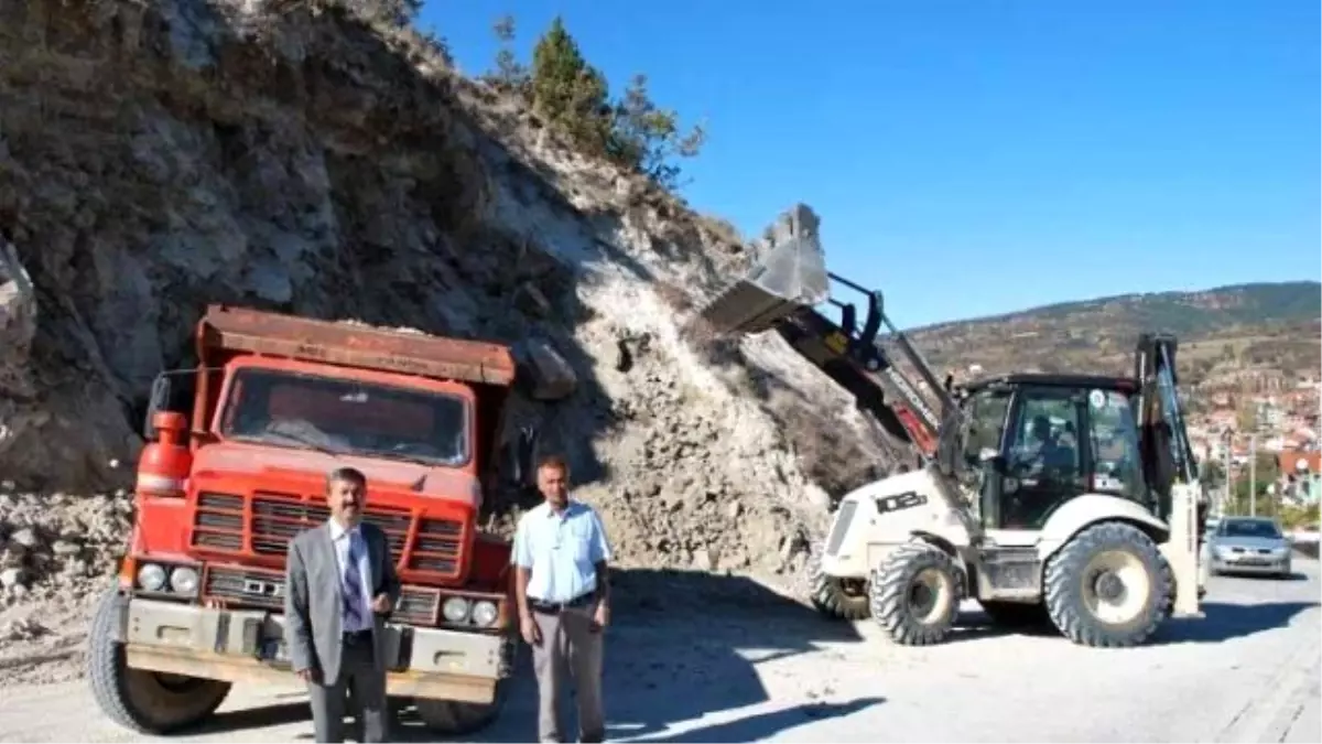 Heyelan Tehlikesi Olan Yollarda Düzenleme Yapılıyor